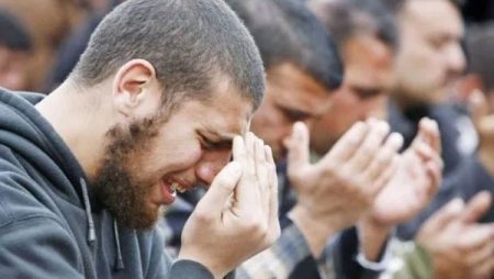 حكم مسح الوجه باليدين عقب الدعاء في الصلاة.. الإفتاء توضح