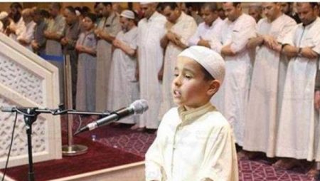 حكم الصلاة خلف صغير السن الحافظ للقرآن.. الإفتاء تجيب