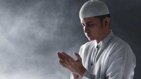 ما حكم القنوت في كل صلاة فجر؟.. الإفتاء تجيب