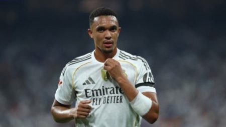 أرنولد يعود لمواجهة فريقه السابق.. ريال مدريد يستعيد نجمه قبل قمة ليفربول في دوري الأبطال