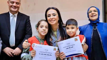 وزيرة التضامن تسلم أطفال فلسطينيين شهادات اجتياز دورة “المنقذ الصغير”