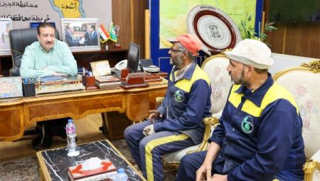 محافظ المنوفية يصرف مكافآت مالية وعينية لعدد من عمال النظافة