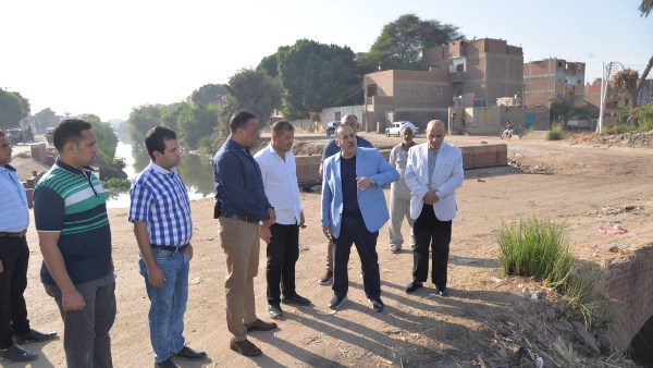 بعد سقوط تروسيكل التلاميذ.. محافظ أسيوط يتفقد موقع حادث مصرف قناطر حواس