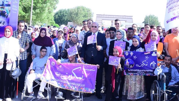 مبادرة تمكين.. رئيس جامعة سوهاج يشارك الطلاب ذوي الهمم بمسيرة وماراثون