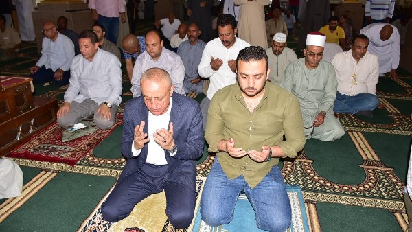 محافظ الأقصر يؤدي صلاة الجمعة بمسجد أحمد ويتفقد أعمال رفع كفاءته
