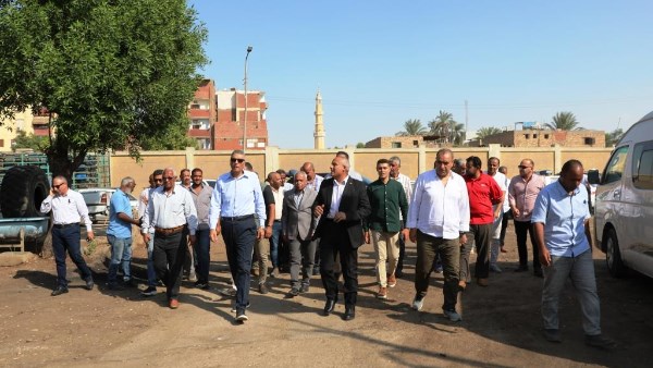 محافظ أسوان يوجه برصف منطقة إنتظارجرارات القصب قبل موسم العصير