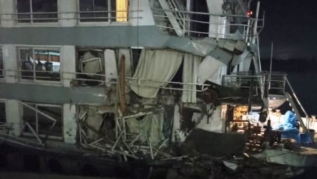 محافظ أسوان يتابع تداعيات اصطدام باخرة بأحد أعمدة كوبرى كلابشة