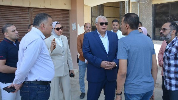 محافظ الوادى الجديد يبحث آليات إنشاء أول مركز لإنتاج الحرير الطبيعى