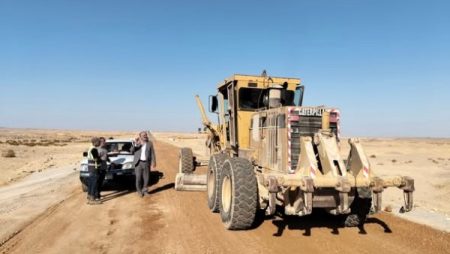 بعد غلقه بسبب سيول العام الماضي.. إعادة ترميم ورصف طريق الجارة بسيوة