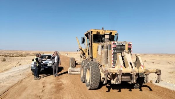 بعد غلقه بسبب سيول العام الماضي.. إعادة ترميم ورصف طريق الجارة بسيوة
