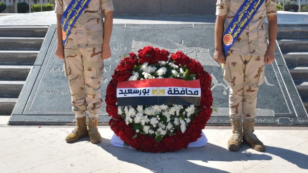 محافظ بورسعيد يضع إكليلًا من الزهور على النصب التذكاري تزامنا باحتفالات أكتوبر