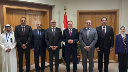 رئيس جامعة دمياط يناقش مع قنصل مصر بجدة سبل التعاون مع الجامعات السعودية