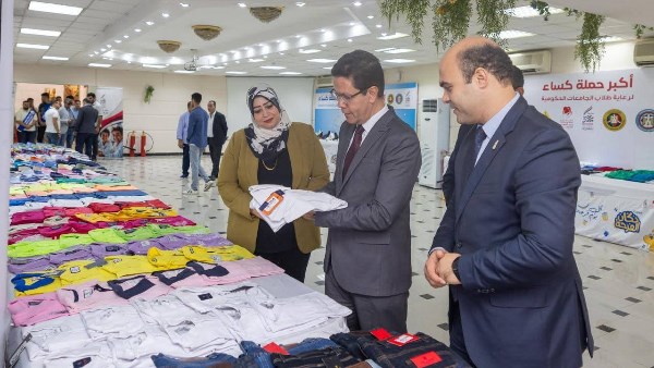 رئيس جامعة بنها يفتتح معرض “دكان الفرحة” للملابس الجديدة