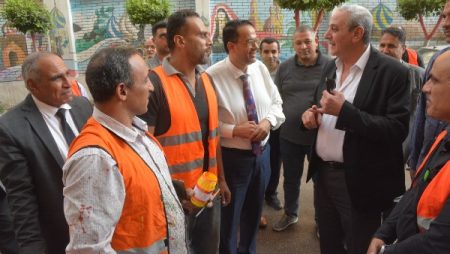 محافظ الغربية يُشارك مع معلمي الغربية في حملة تزيين الأسوار.. ويوجّه بتعميم المبادرة بالإدارات التعليمية