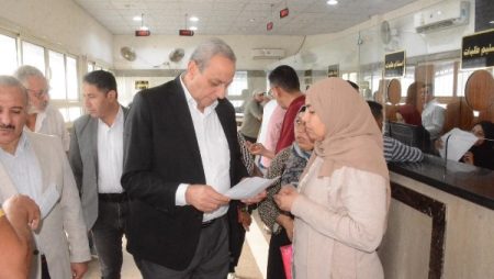 محافظ الغربية يستقبل شكاوى المواطنين على شباك المركز التكنولوجي.. ويوجّه بسرعة حل مطالبهم