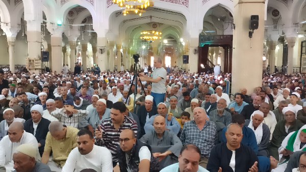 تزامناً مع ختام مولده.. الآلاف يؤدون صلاة الجمعة بمسجد الدسوقي | صور