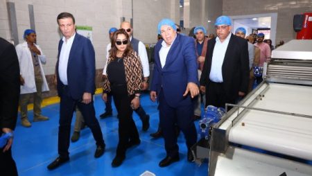 وزيرا التنمية المحلية والزراعة يتفقدان مشروع الإنتاج الحيواني ومجمع تمور الوادي الجديد