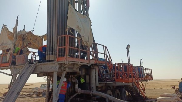 إنجاز جديد.. حفر بئرين جوفيين في الفرافرة