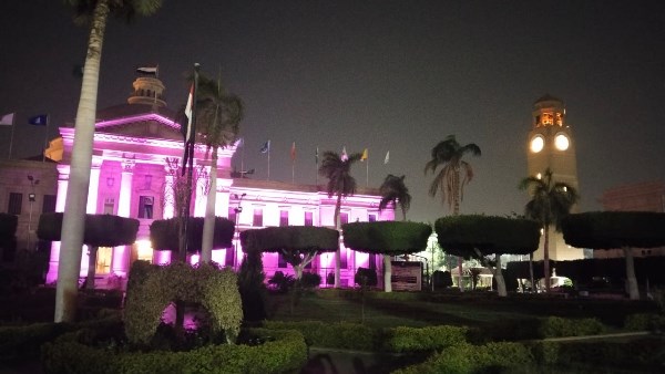 جامعة القاهرة تضيء مبناها التاريخي تضامنًا مع شهر أكتوبر الوردي لمكافحة سرطان الثدي