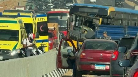 كثافات مرورية بعد اصطدام أتوبيس بالحاجز الخرساني بالطريق السياحي
