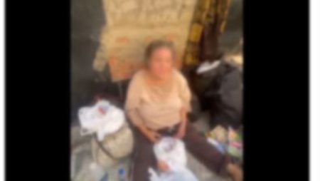 الأبن العاق.. طرد والدته وتركها تفترش أحد الطرق بالقاهرة