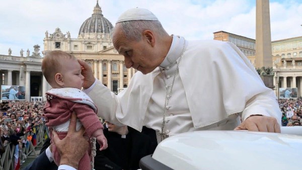 البابا لاوُن: العالم يحتاج إلى صداقتنا أكثر من أي وقت مضى ولنتحد كي يصبح السلام ممكنا