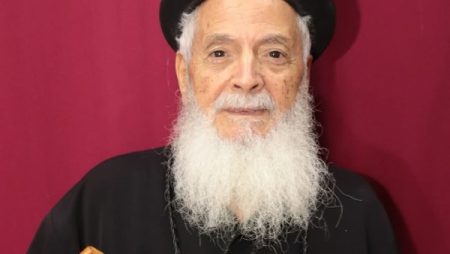 البابا تواضروس يقدم التعزية في وفاة القمص إيليا نعيم وزوجته