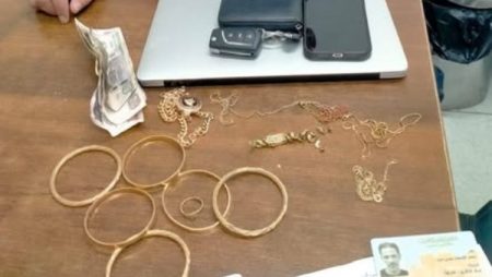 نزاهة وشرف..رجال إسعاف السويس يعثرون على مصوغات ذهبية داخل سيارة تعرضت لحادث
