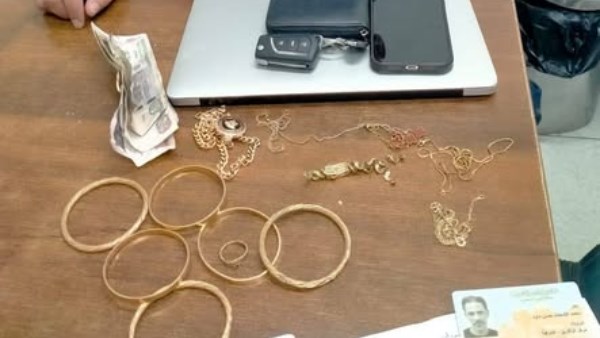 نزاهة وشرف..رجال إسعاف السويس يعثرون على مصوغات ذهبية داخل سيارة تعرضت لحادث