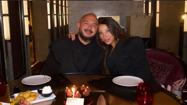 محمود العسيلي يحتفل مع زوجته بالذكرى السنوية لهم