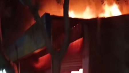 تفاصيل التهام النيران لسوبر ماركت بمدينة البدرشين.. صور