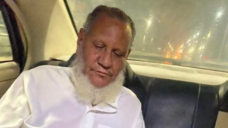 الفرحة مالية العيون.. أول صورة لمسن السويس عقب خروجه من القسم