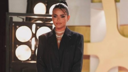 أسماء جلال تخطف الأنظار بإطلالة كلاسيكية