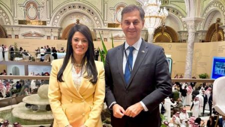 “المشاط” تبحث مع الجانب اليوناني تعزيز التعاون في مجال توطين الصناعة والتكنولوجيا وتبادل الخبرات