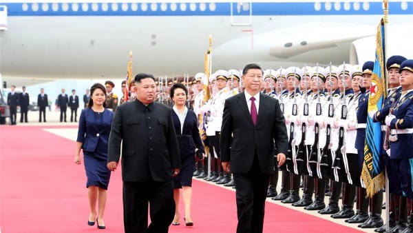 رئيس مجلس الدولة الصيني يصل إلى كوريا الديمقراطية