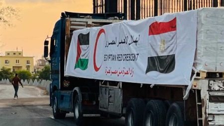 الهلال الأحمر يشيد بدور مصر في دعم غزة بالمساعدات الإغاثية
