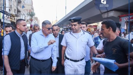 محافظ الإسكندرية يتفقد منطقة الكيلو 21 بالعجمي لمتابعة التزام السائقين وضبط الأسواق