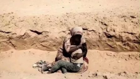 التاريخ يعيد نفسه| مشهد محمد الدرة يتكرر في السودان.. حقيقة صورة أم احتضنت طفلها قبل قتله بالفاشر