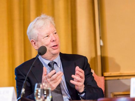 أحد الاقتصاديين الحائزين على جائزة نوبل لديه تحذير لمتداولي الأسهم الميمية