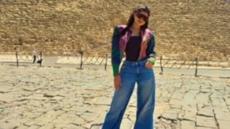 مي عمر توثق زيارتها للأهرامات: المكان اتحول لمزار سياحي عالمي