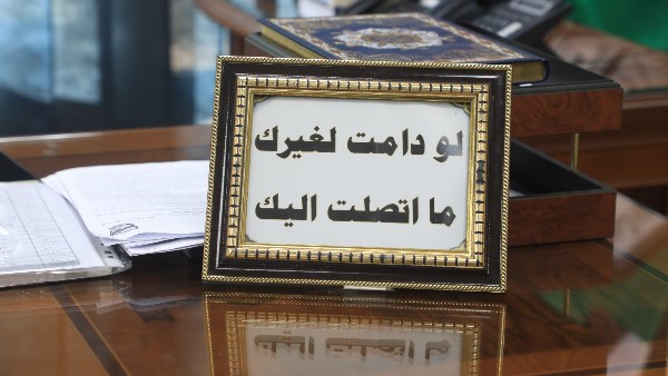 «لو دامت لغيرك ما اتصلت اليك».. رئيس قضايا الدولة يكشف لـ صدى البلد سر اللافتة الموضوعة على مكتبه