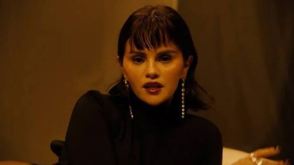 جدل واسع حول شكل سيلينا غوميز في “In the Dark”.. تجميل أم تأثير إضاءة؟