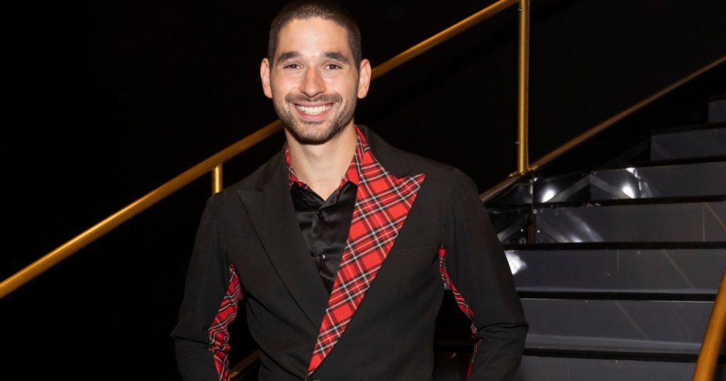 لماذا يرتدي آلان بيرستن “نفس زوج الملابس الداخلية” في كل عرض “الرقص مع النجوم”