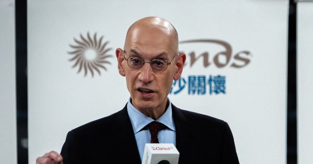 مفوض الدوري الاميركي للمحترفين آدم سيلفر يدلي بالتعليقات الأولى بعد لوائح اتهام المقامرة: “منزعج للغاية”