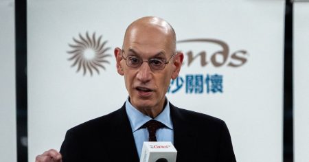 مفوض الدوري الاميركي للمحترفين آدم سيلفر يدلي بالتعليقات الأولى بعد لوائح اتهام المقامرة: “منزعج للغاية”