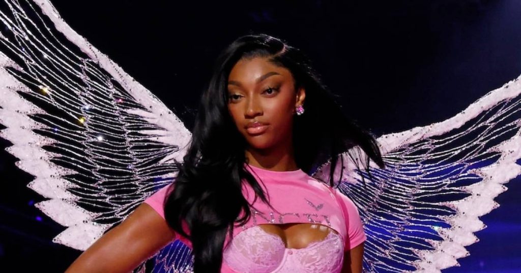 تأمل Angel Reese في إلهام الفتيات الصغيرات باعتبارهن “الرياضية الأولى” التي تصل إلى منصة عرض أزياء VS