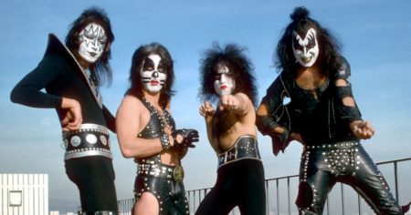 جين سيمونز وبول ستانلي يكسران الصمت بشأن وفاة عازف الجيتار آيس فريلي: “لا يمكن تعويضه”