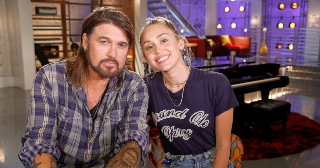 بيلي راي سايروس يتفاعل مع ابنة مايلي سايروس قائلة إنه “بكى” على أغنية “أسرار”