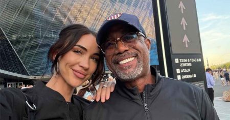 داريوس روكر، 59 عامًا، مخطوب لصديقته إميلي ديل، 33 عامًا، بعد أكثر من عام من المواعدة