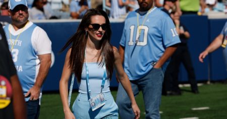 يظهر جوردون هدسون الدعم لفريق بيل بيليتشيك في بلو توب وطباعة سراويل مدهشة